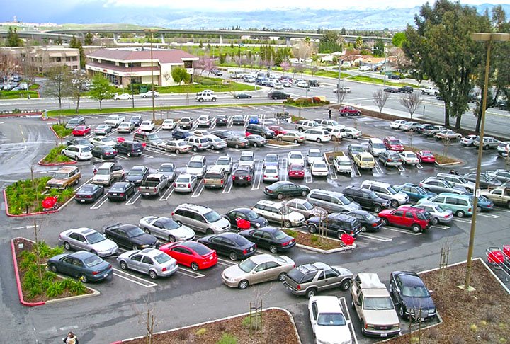 Nos Estados Unidos, esse tipo de ocorrência chega a uma média de 40 crianças mortas por ano , presas dentro de carros em estacionamentos ou nas ruas.