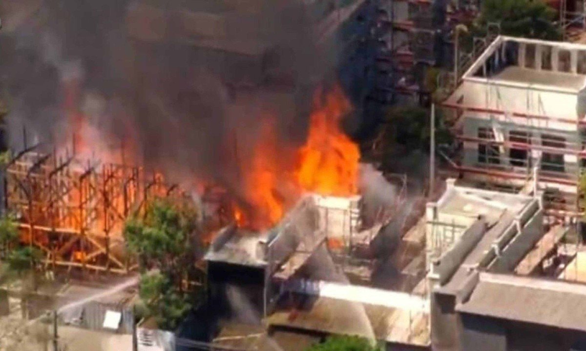 Inc&ecirc;ndio de grandes propor&ccedil;&otilde;es atingiu est&uacute;dios da TV Globo, no Rio de Janeiro, na tarde dessa ter&ccedil;a-feira (18/2) -  (crédito: Reprodu&ccedil;&atilde;o/TV Record)