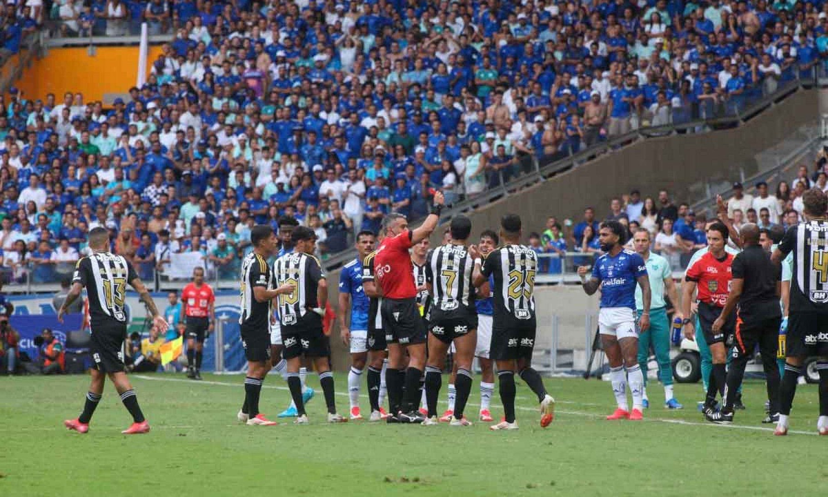 Questionamentos envolvendo arbitragem são cada vez mais comuns no futebol brasileiro - (crédito: Edesio Ferreira/EM/D.A. Press) Questionamentos envolvendo arbitragem são cada vez mais comuns no futebol brasileiro - (crédito: Edesio Ferreira/EM/D.A. Press)