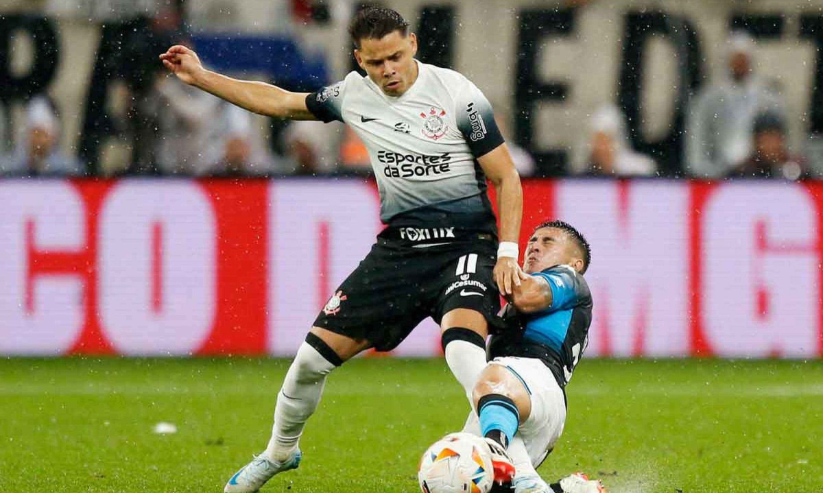 O Itaquerão, estádio do Corinthians, combina grama sintética com a natural -  (crédito: Miguel Schincariol / AFP – 24/10/24)