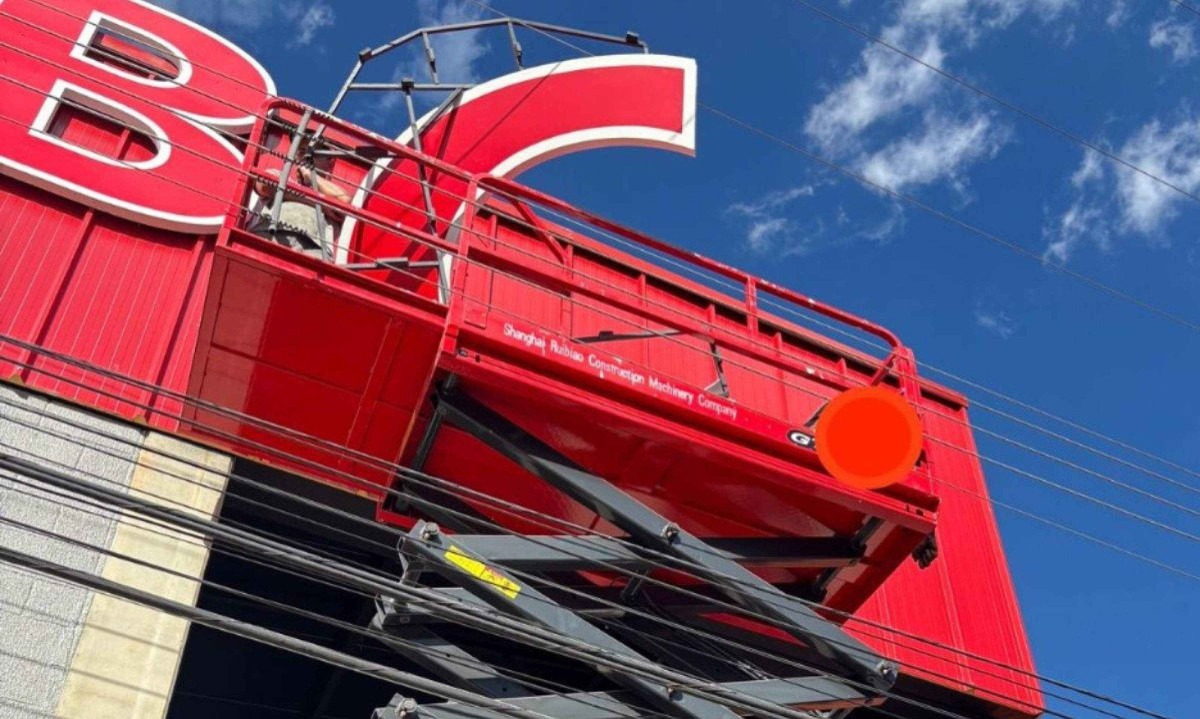 Funcionário instalava um letreiro no posto de gasolina em Candeias, no Sul de Minas, quando recebeu a descarga elétrica -  (crédito: Divulgação/CBMMG)