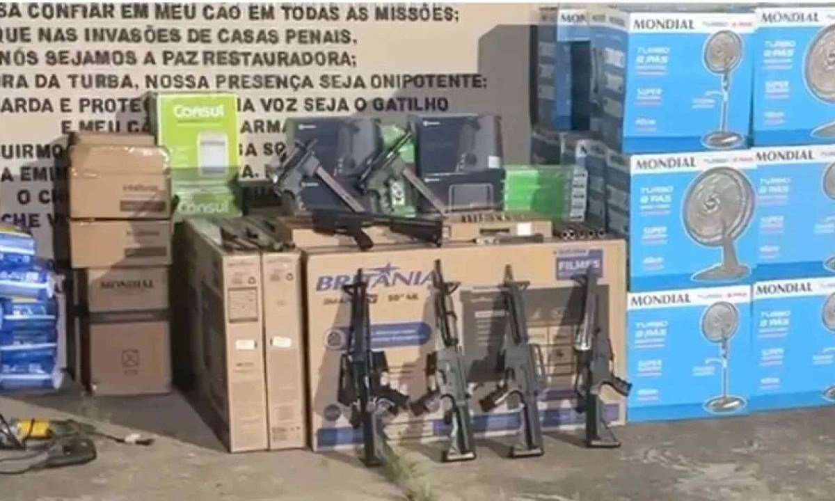 PM fecha fábrica clandestina de armas e detém suspeitos -  (crédito: PMMG/Divulgação)