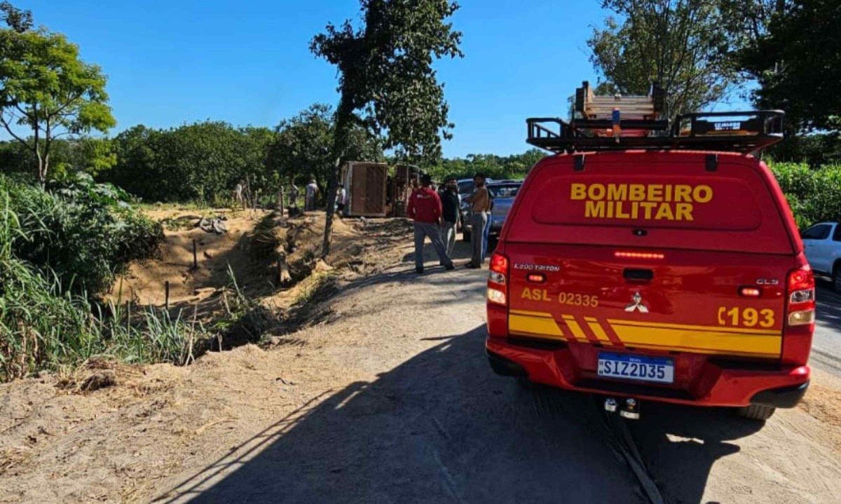 Carreta bitrem tombou em rodovia de Pará de Minas, no Centro-Oeste de Minas -  (crédito: CBMMG/Divulgação)