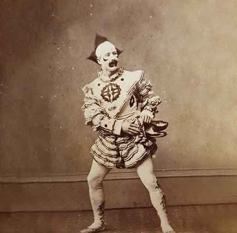 Os personagens eram baseados em tipos reais, porém com caracterizações exageradas para dar o tom satírico às peças.
