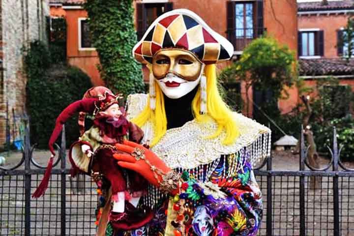 As peças da Commedia dell’Arte costumavam ter um intervalo recheado por espetáculos de acrobacia e encenações satíricas. 
