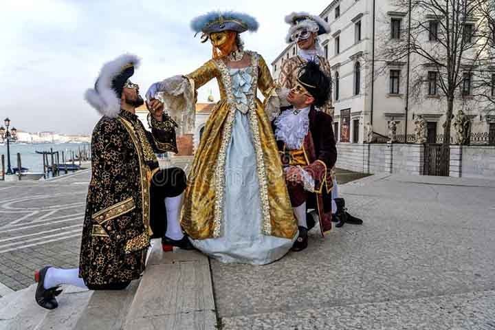 Na trama, eles são personagens de uma sátira social que se envolvem em um triângulo amoroso. Pierrot ama a Colombina, que, por sua vez, ama e tenta atrair Arlequim.
