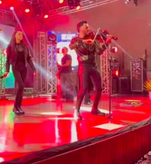 Pra quem não viu: músico viraliza ao atender ligação da mãe durante show