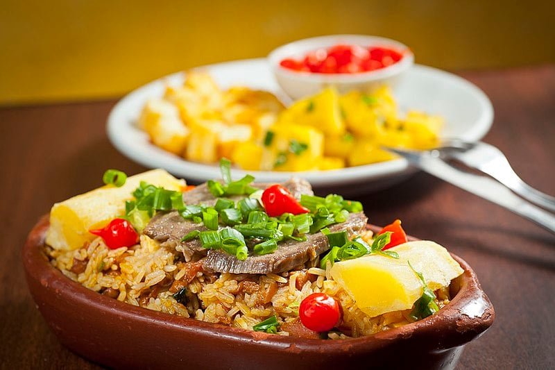 Baião de dois: Uma combinação de arroz, feijão, carne seca e queijo coalho, às vezes enriquecida com nata. É um prato robusto e muito presente na mesa nordestina. Calorias: cerca de 200 kcal.