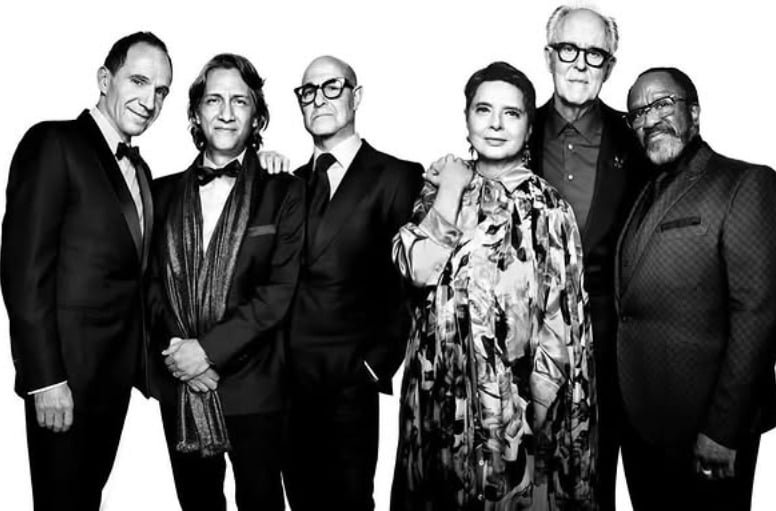 O filme, que narra os bastidores da eleição de um Papa, ainda tem no elenco Ralph Fiennes (“O Jardineiro Fiel”), Stanley Tucci (“Um Olhar do Paraíso”), John Lithgow (“Dexter”) e Sergio Castellito (“Não se Mova”). 
