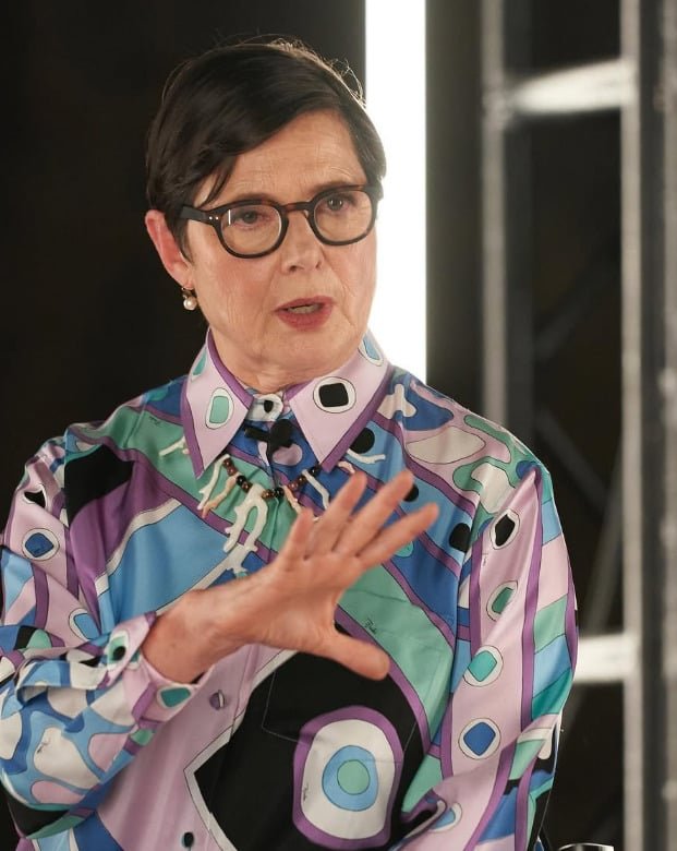 “Não tenho muito diálogo no filme - essa foi uma escolha feita para enfatizar como a Igreja Católica é muito patriarcal e como os homens têm papéis de tomada de decisão”, declarou a atriz em entrevista ao site “National Catholic Reporter”. 