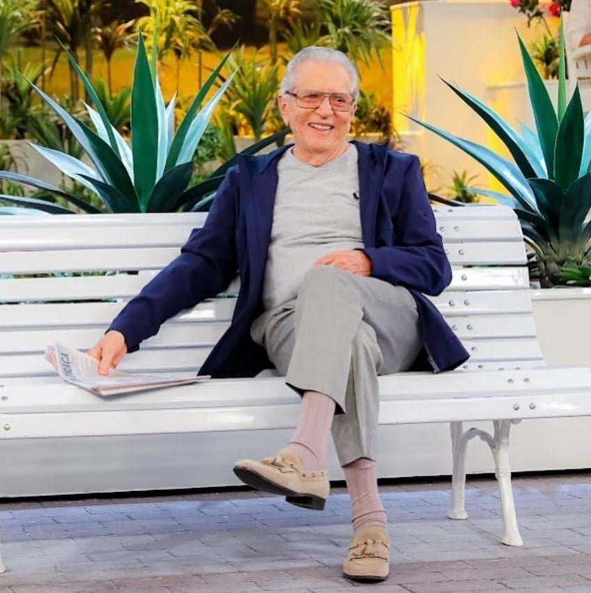 Carlos Alberto de Nóbrega - Humorista e apresentador nascido em Niterói (RJ), em 12/3/1936, formou-se em Direito na UFRJ. É filho de Manuel de Nóbrega, um dos pioneiros da TV no Brasil. E sucedeu o pai no programa de humor 