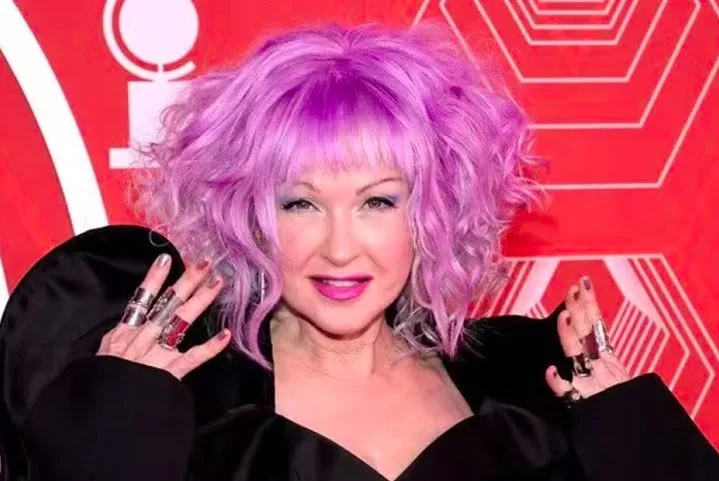 Na votação para ser homenageada no museu, Lauper irá concorrer com outros 13 artistas e bandas. Nomes como Mariah Carey, Oasis e Billy Idol estão na lista de indicados. Entre os critérios para elegibilidade está a condição de o candidato ter lançado sua primeira gravação comercial há pelo menos 25 anos. 
