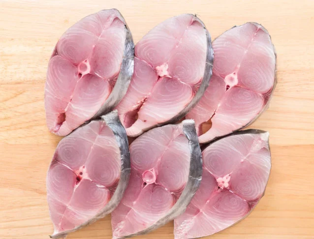 No entanto, devido à sua posição no topo da cadeia alimentar, pode acumular altos níveis de mercúrio, o que demanda moderação no consumo.