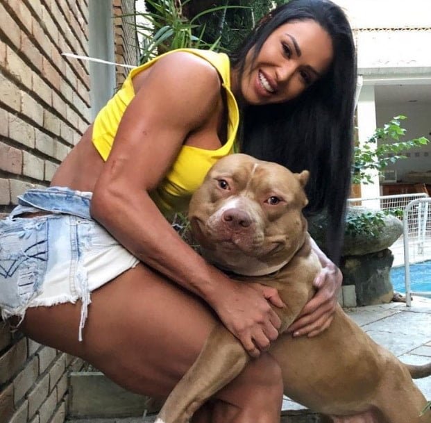 Gracyanne Barbosa - Modelo e fisiculturista, nascida em Campo Grande (MS) em 20/9/1983, migrou para o Rio de Janeiro e formou-se em 2006 pela UFRJ.  Não chegou a exercer a profissão. Ela dançava na banda Tchakabum. 