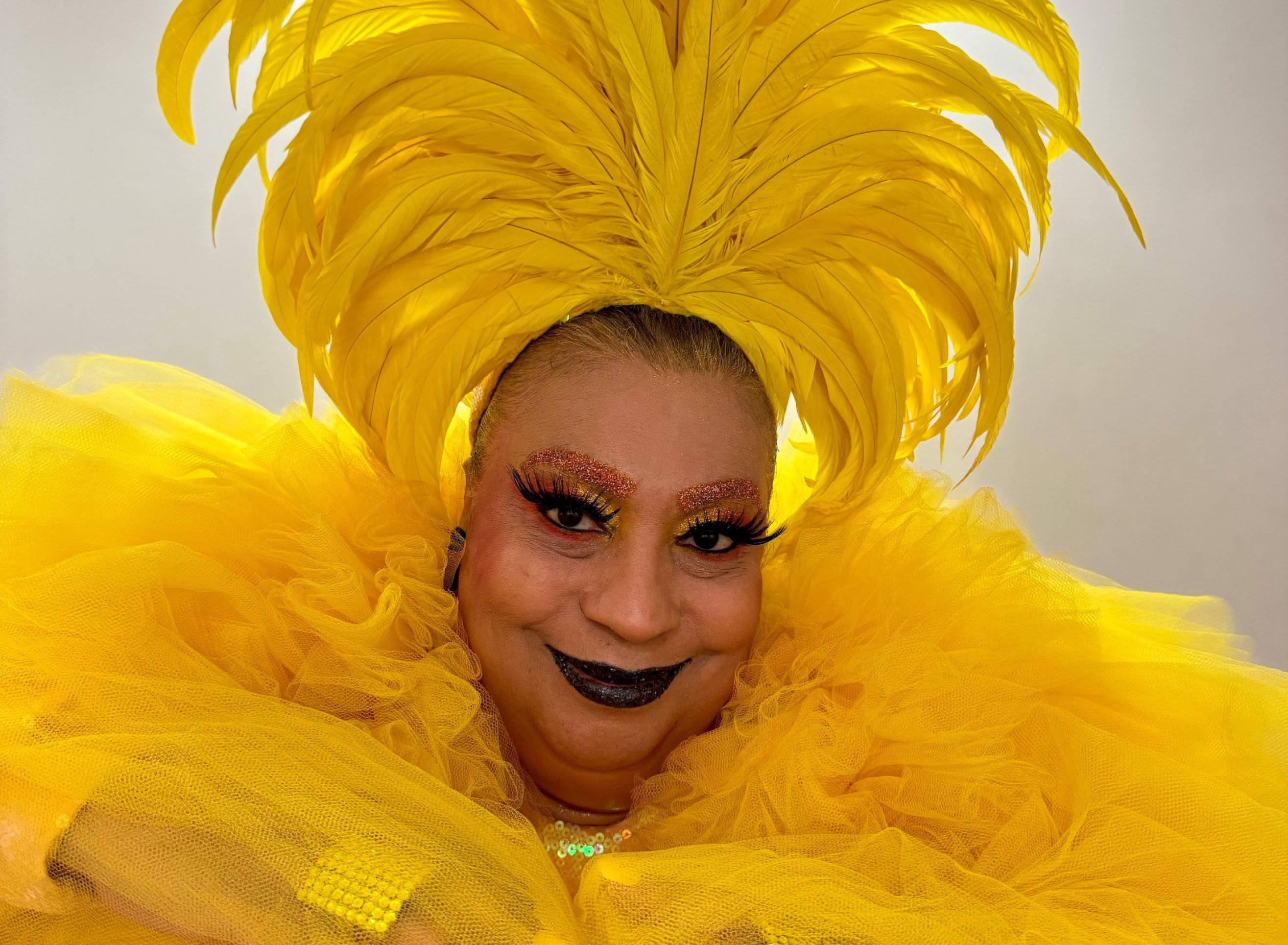 A cantora Maria Alcina se apresenta com Marcelo Veronez, na noite desta quinta (20/2), em Belo Horizonte A cantora Maria Alcina usa figurino amarelo-ouro, com penacho na cabeça, e sorri para a câmera