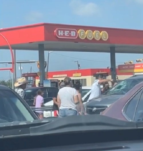 SÃ³ que neste caso o homem percebeu na hora. O pai se desesperou e procurou algum objeto para tentar quebrar o vidro do carro e retirar a crianÃ§a. Ele comeÃ§ou a bater com forÃ§a para destruir o vidro. 