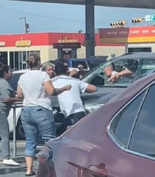 Várias pessoas que passavam na hora decidiram parar para prestar auxílio. O homem conseguiu abrir um buraco no vidro dianteiro do carro. 