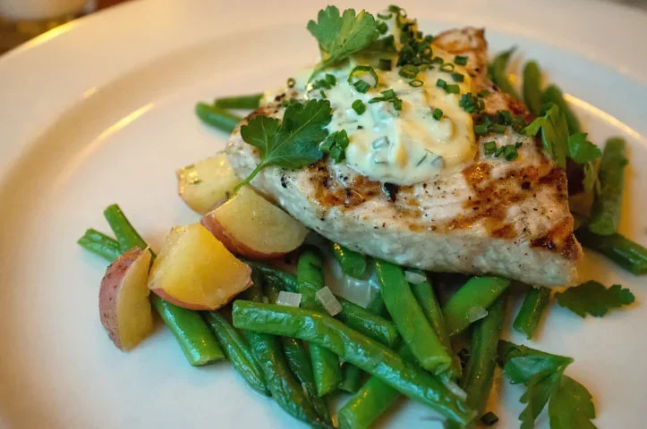 Além disso, o peixe-espada é uma espécie de grande valor comercial, sendo apreciado na culinária de diversos países.. Sua carne é considerada saborosa e rica em nutrientes, como proteínas e ômega-3.