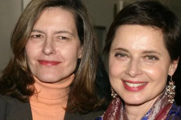 Nascida em Roma, capital da Itália, Isabella Rossellini, 72, tem uma irmã gêmea, a professora universitária Ingrid isotta Rossellini. 

