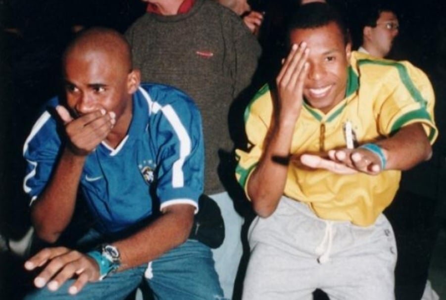 Buchecha ficou famoso como cantor ao formar dupla com Claudinho nos anos 1990. O parceiro teve uma morte precoce em 2002, aos 26  anos, num acidente de carro. E Buchecha seguiu carreira solo. Ele se juntou a famosos que, além do sucesso com o público, também têm formação em outra profissão Veja alguns. 