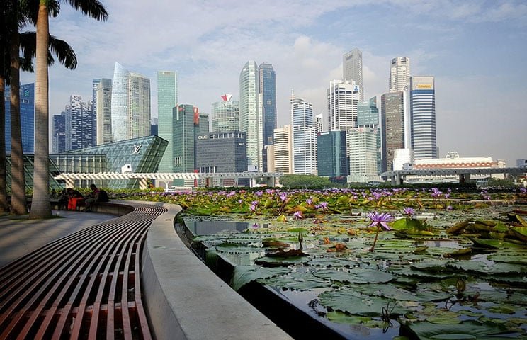 Com uma população de 5,7 milhões de pessoas, a República de Singapura é uma das regiões mais densamente povoadas do mundo, superada apenas pelo Principado de Mônaco e Macau. 
