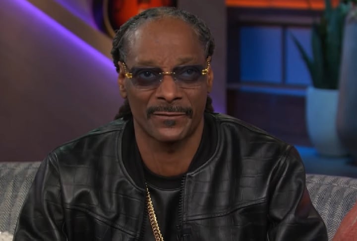 Durante uma entrevista no programa da Kelly Clarkson, o rapper Snoop Dogg foi questionado sobre a origem do seu apelido, um dos mais conhecidos do mundo.-reprodução