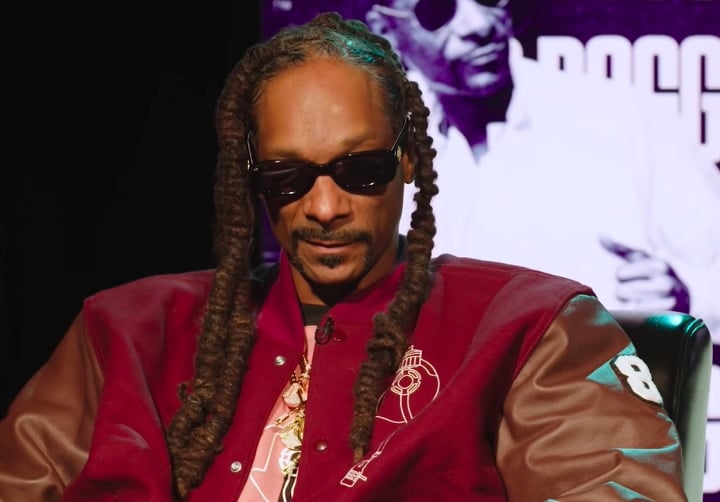 Snoop também é conhecido por seu envolvimento em causas sociais e comunitárias, frequentemente retornando a Long Beach, onde nasceu, para apoiar iniciativas locais.-reprodução