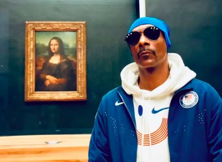 Em outro momento, Snoop Dogg visitou o famoso Museu do Louvre, de Paris, e tirou uma selfie ao lado do quadro mais famoso do mundo: 