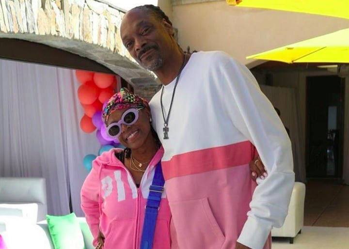 Desde 1997, Snoop Dogg é casado com Shante Broadus. Eles tiveram três filhos juntos — embora o rapper já fosse pai de Julian, fruto de um relacionamento anterior.-reprodução/instagram