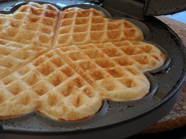 O Waffle é, na verdade, um tipo de massa doce de origem belga, confeccionado com farinha, açúcar, manteiga, ovos e leite, cozido num molde onde é prensado em um ferro que imprime texturas quadriculadas sobre a massa.