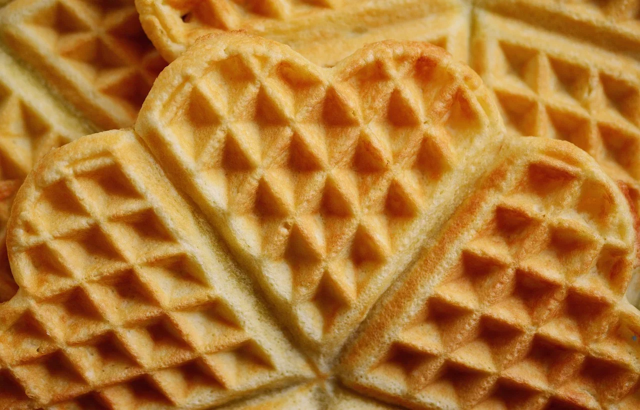 Nos Waffles, o resultado é um “pãozinho” com aparência de biscoito e com aquela típica forma quadriculada com furinhos. Ele pode surgir como um pequeno almoço, como sobremesa ou mesmo na hora do lanche.