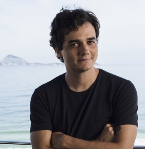 Wagner Moura: O ator, nascido em 27/6/1976 em Salvador (BA), formou-se em Jornalismo pela Universidade Federal da Bahia e no começo de carreira foi repórter do Michelle Marie Entrevista, onde conversava com celebridades e empresários em festas da alta sociedade.