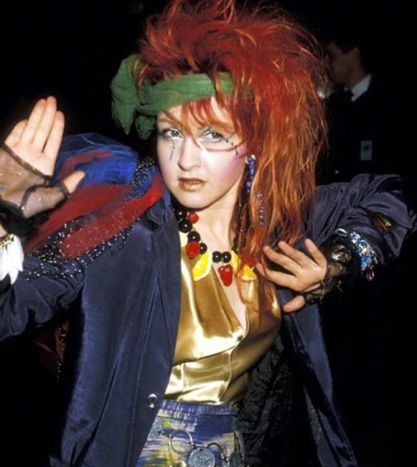 Com seu estilo único e chamativo, que combinava cores vibrantes, roupas excêntricas e penteados ousados, Cyndi Lauper se tornou um ícone cultural dos anos 80. 