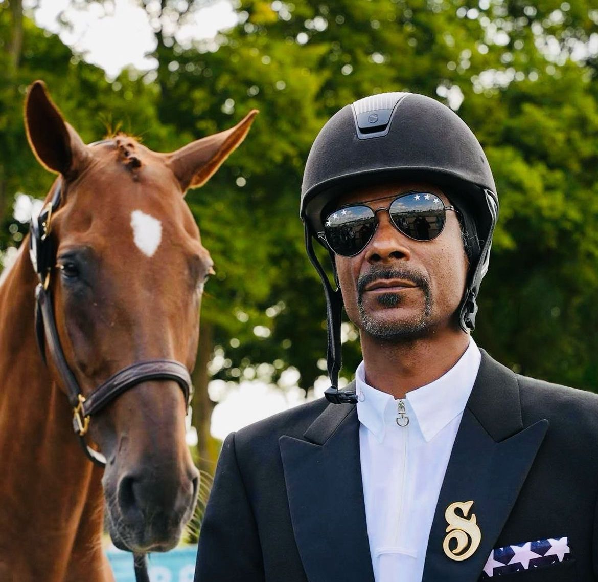 Ele fez de tudo: carregou a tocha olímpica, tirou foto com cavalo na prova de hipismo, apareceu ao lado do piloto Lewis Hamilton, vestiu camisetas com o rosto dos atletas, fez papel de narrador e recebeu até aulas de natação com Michael Phelps!-reprodução/instagram @snoopdogg