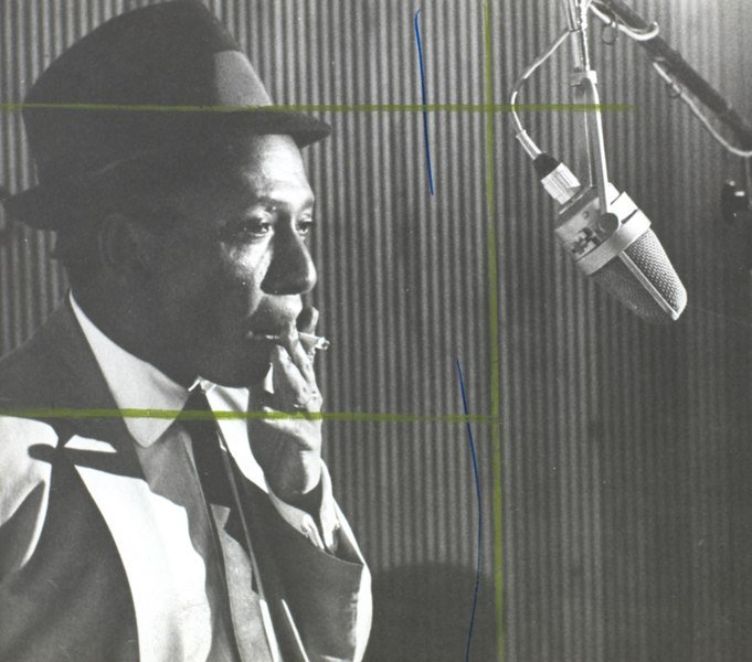 Outra marchinha famosa é “Máscara Negra”, de Zé Keti (foto), que tem os famosos versos iniciais: “Oh, quanto riso! Oh, quanta alegria! Mais de mil palhaços no salão. Pierrot está chorando pelo amor da Colombina no meio da multidão”. 
