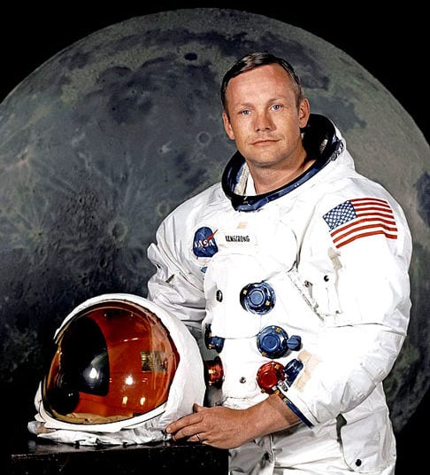  A NASA é um programa do governo federal americano. Ele foi criado em 1958 e é referência em estudos de Astronomia. Na década de 1960, ela enviou a famosa missão Apollo, que resultou na chegada à Lua. Neil Armstrong (foto) foi o primeiro homem a pisar na Lua. 