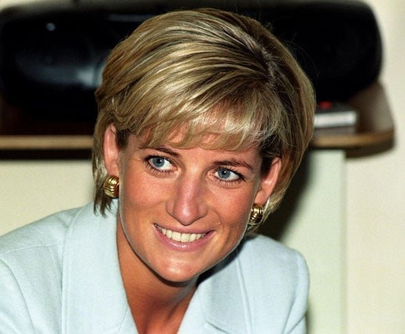 Princesa Diana - Diana Frances Spencer nasceu em 1º de julho de 1961, em Sandringham, Reino Unido. Foi Princesa de Gales e uma das figuras mais amadas da realeza britânica. Em 31 de agosto de 1997, morreu aos 36 anos em um acidente de carro no túnel da Ponte de l'Alma, em Paris, enquanto fugia de paparazzi.
