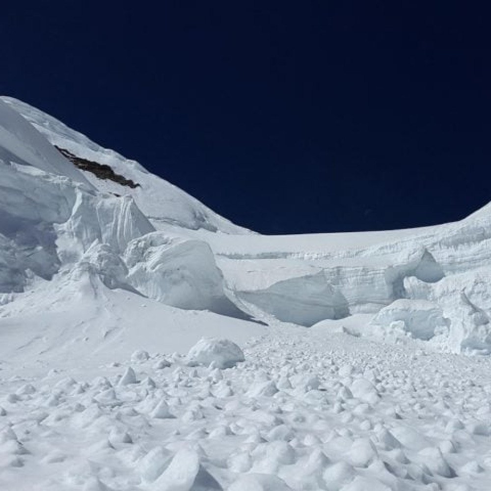Homem fica uma hora soterrado por avalanche e é resgatado com vida nos EUA