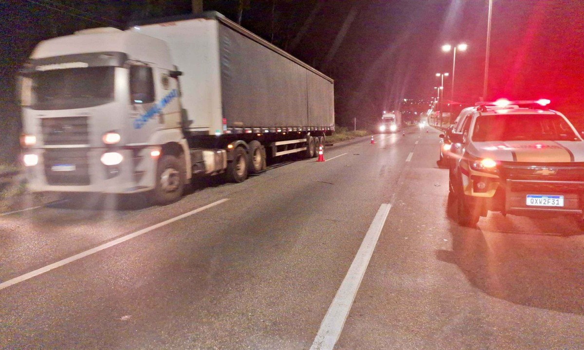 Motociclista bateu na traseira do caminhÃ£o e morreu na pista do Anel RodoviÃ¡rio -  (crédito: PMRv/DivulgaÃ§Ã£o)