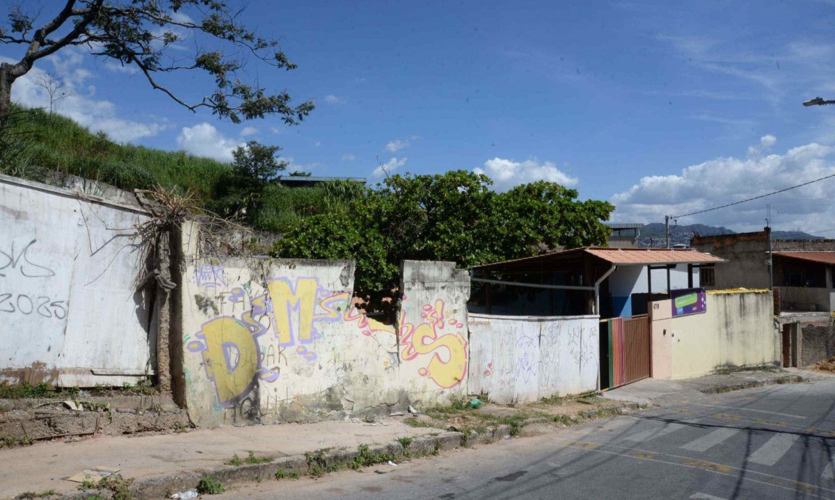 Van escolar danifica muro de escola no Bairro Mariano de Abreu, Regi&atilde;o Leste de BH -  (crédito: T&uacute;lio Santos/EM/D.A Press)