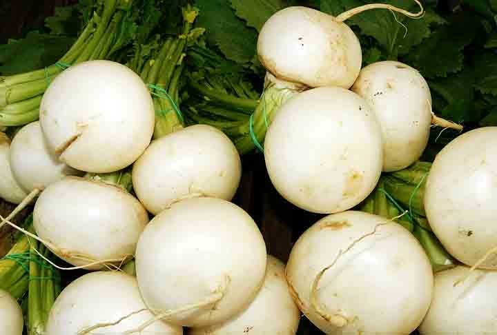 O nabo possui cerca de 2,2g de fibras por cada 100 gramas, sendo insolúveis, ou seja, não são absorvidas pelo intestino. Elas ficam saturadas de água, previnem a prisão de ventre (obstipação) e ajudam a eliminar as toxinas do organismo.