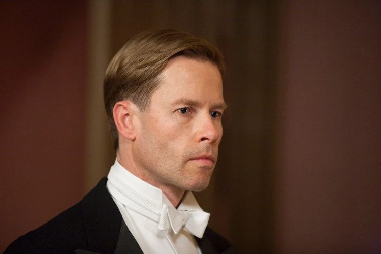 Nos anos 1980, passou a fazer trabalhos em séries de televisão australianas, antes de partir para a carreira cinematográfica. Seus primeiros papéis foram como Mike Young em “Neighbours”, uma novela local.

