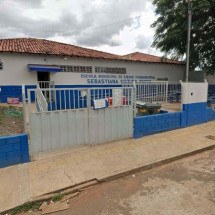Homem tenta matar motorista de van na porta de escola - ReproduÃ§Ã£o/Google Street View
