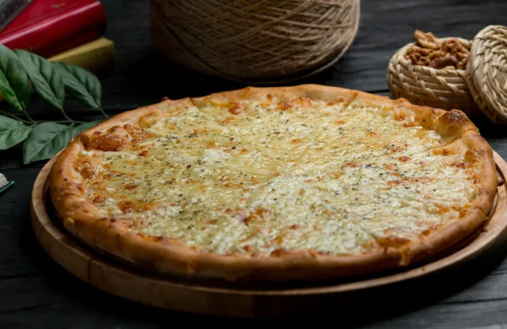 2º) Muçarela (2% dos pedidos): A pizza de muçarela tem suas raízes na Itália, mais especificamente na região da Campania, onde fica a cidade de Nápoles.