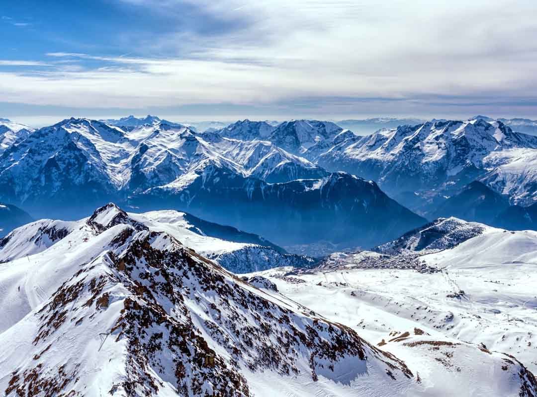Ela sofreu um acidente enquanto praticava esqui na neve durante as fÃ©rias e ficou presa durante 80 minutos na Ã¡gua congelada. Depois, teve uma parada cardiorrespiratÃ³ria e morreu.