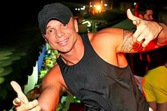 Cantor Netinho revela retorno de câncer e começa novo tratamento