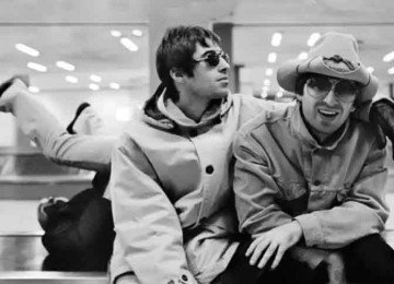A relação conflituosa entre os irmãos Gallagher permeou a vida da banda desde o início, com reiterados episódios de discussões e ofensas em público. 
 -  (crédito:  Reprodução do Instagram @oasis)