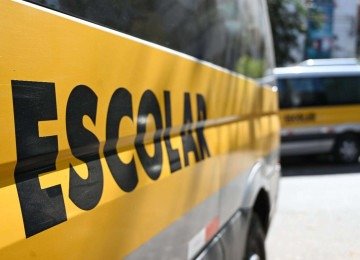 Segundo informações dos bombeiros, uma van escolar teria se chocado no muro da escola
 -  (crédito: Leandro Couri/EM/D.A.Press)