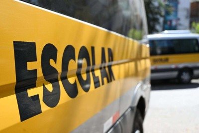 Segundo informações dos bombeiros, uma van escolar teria se chocado no muro da escola
 -  (crédito: Leandro Couri/EM/D.A.Press)