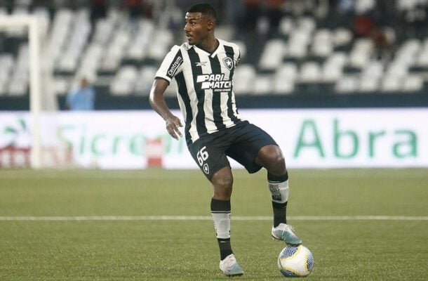 CUIBANO - Conseguiu a proeza de ser pior do que Barboza, que, ao menos, mostrou que sabe trabalhar nas bolas longas.  Desorientado, agrediu um jogador do Racing e deixou o Botafogo com dez ao fim da peleja. Que doa no bolso! - NOTA: ZERO - Foto: Vitor Silva/Botafogo  